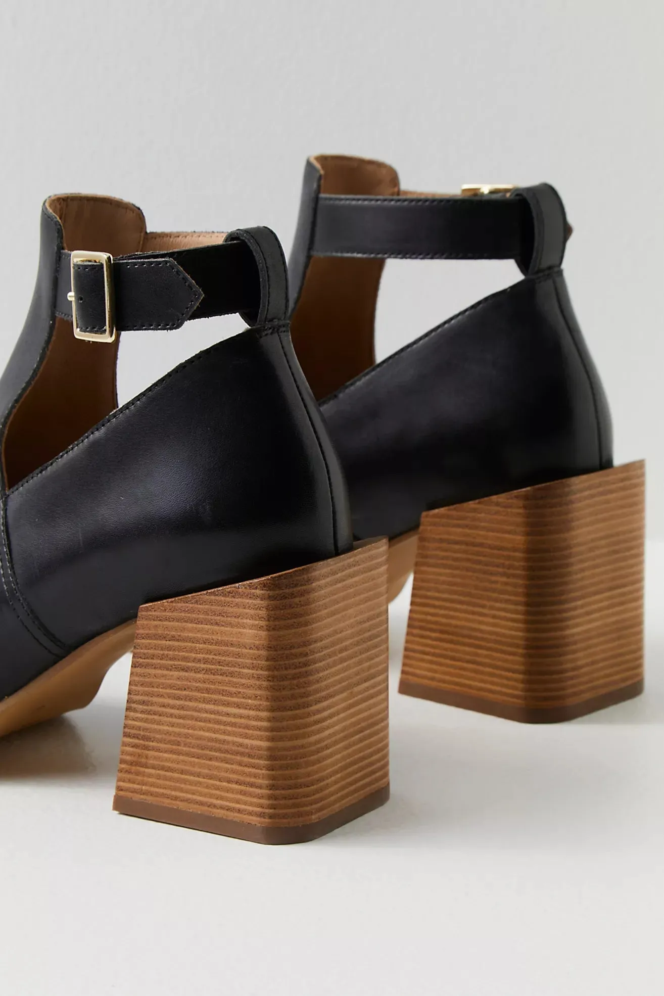 brady buckle shoeboot