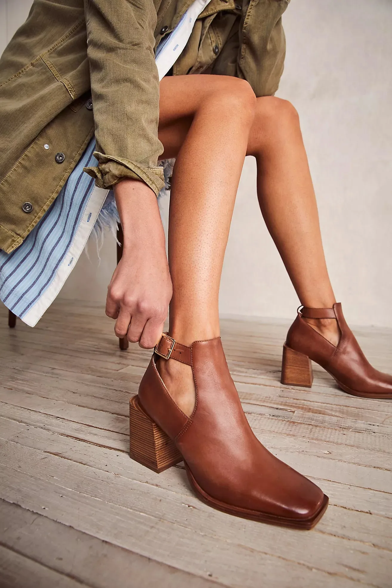 brady buckle shoeboot