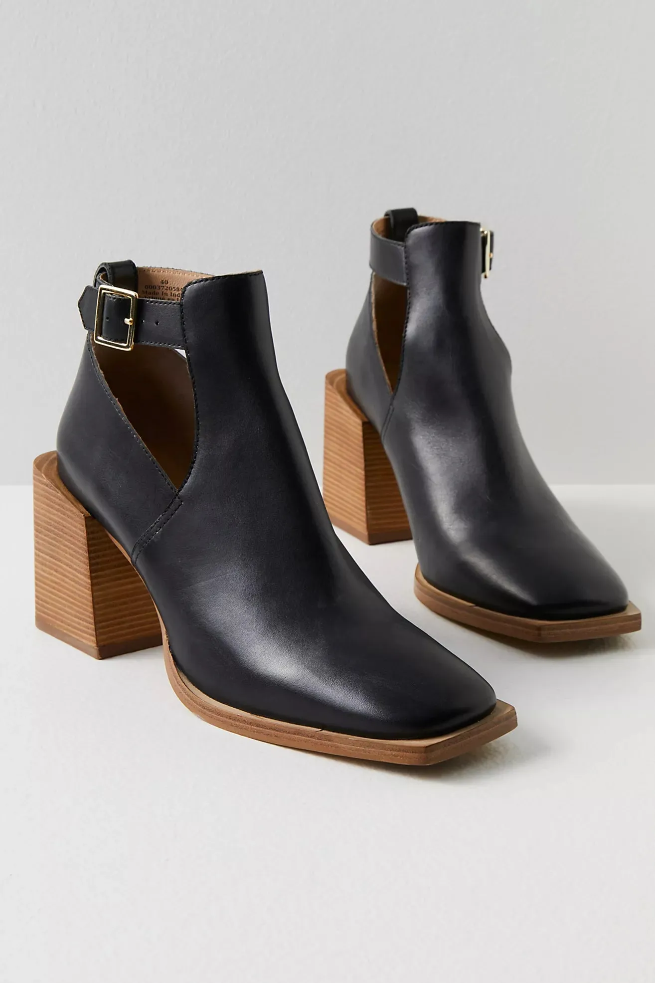 brady buckle shoeboot