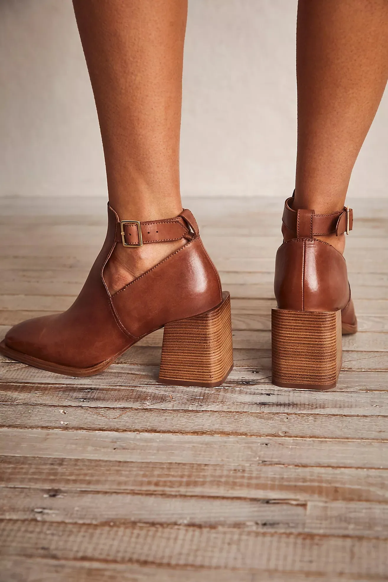 brady buckle shoeboot