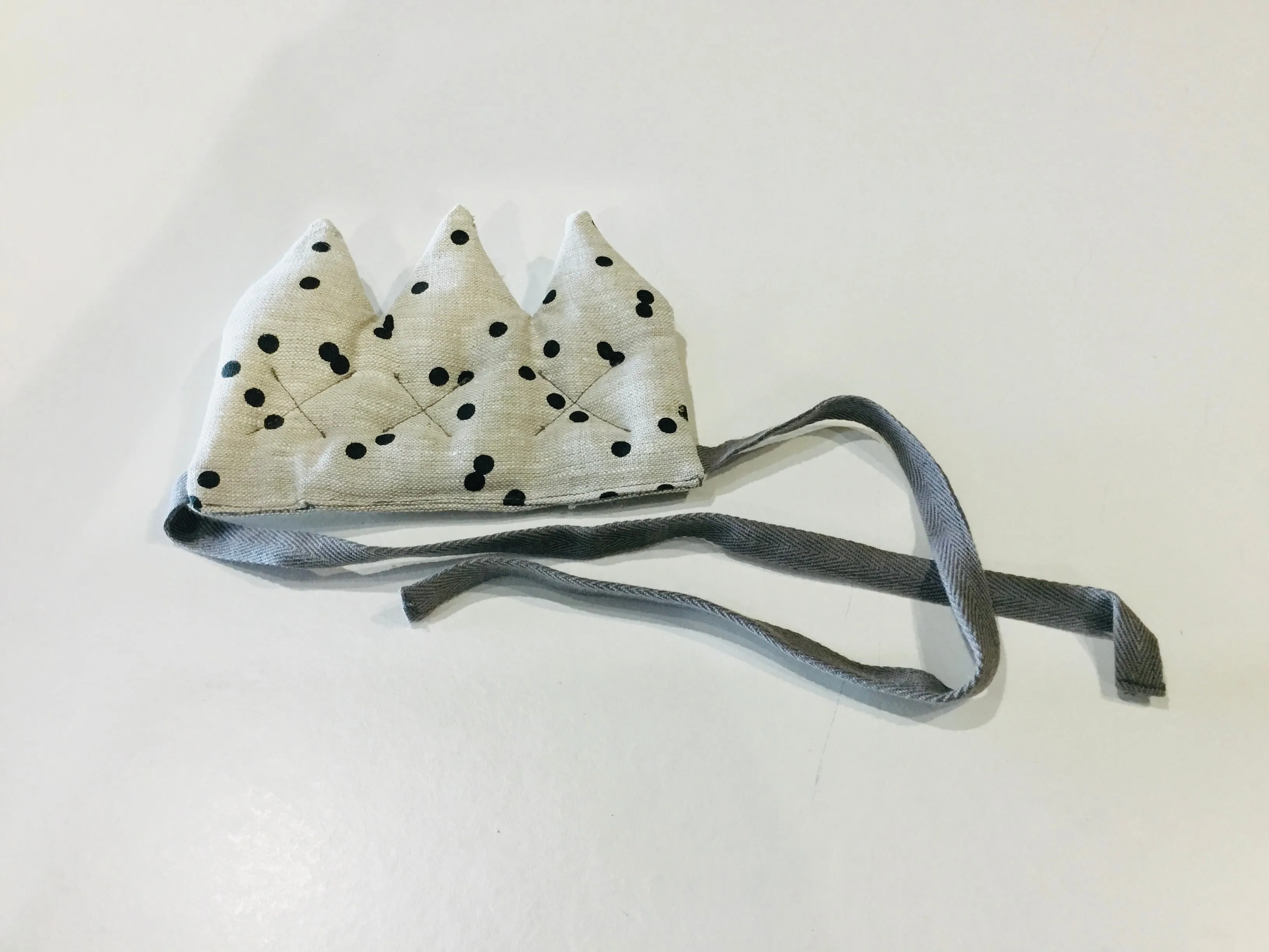 Kids screen printed linen crown with ties