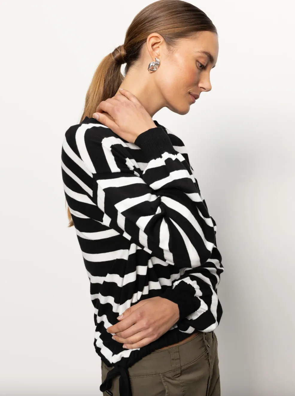 Side Tie Sweater-Black/White
