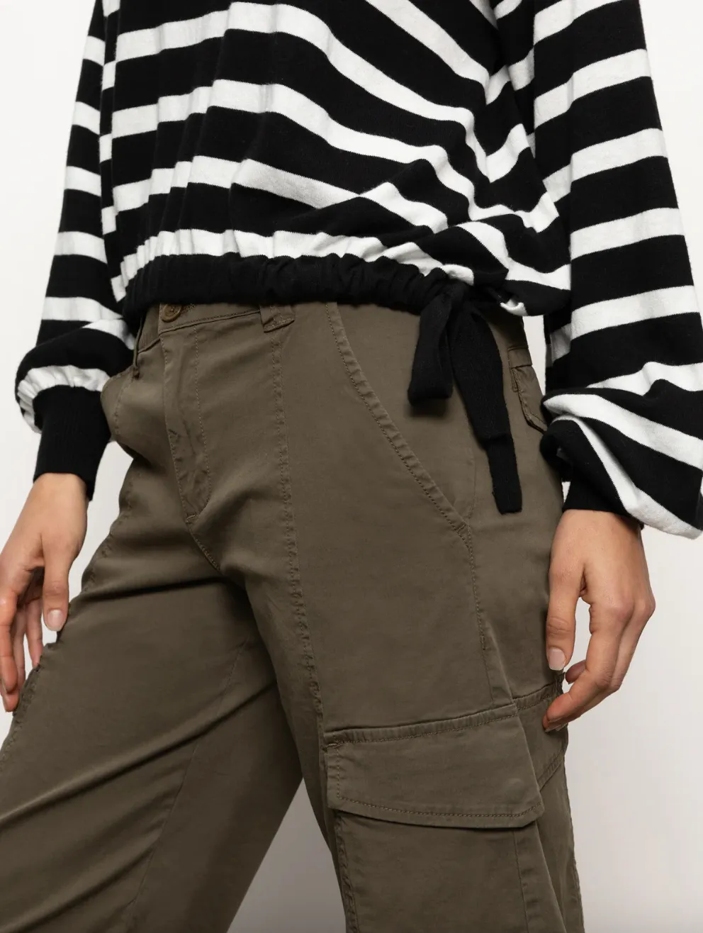 Side Tie Sweater-Black/White